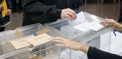 Un ciudadano vota en las elecciones generales del pasado 20 de diciembre.