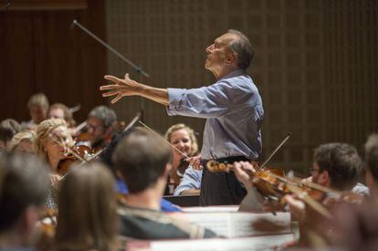 Claudio Abbado dirige la Orquesta del Festival de Lucerna.