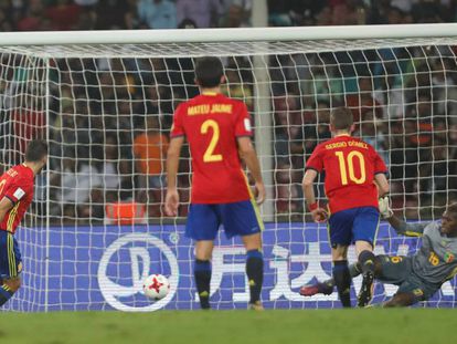 Abel Ruiz marca el primer gol de España.
