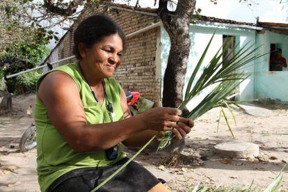 Una mujer trabaja en uno de los proyectos de la BrazilFoundation. 