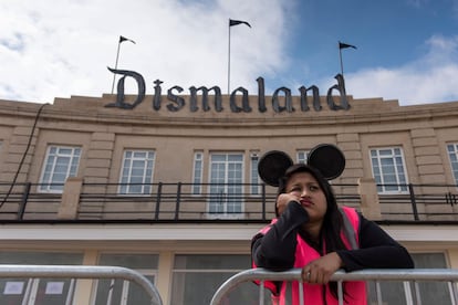 Una de las azafatas de Dismaland, un parque artístico de atracciones, parodia de Disneyland, creado por Bansky.