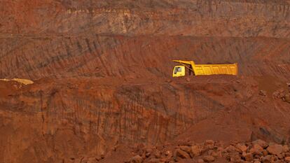 Un camión trabaja en una mina de hierro en Chitradurga, en la región india de Karnataka.
