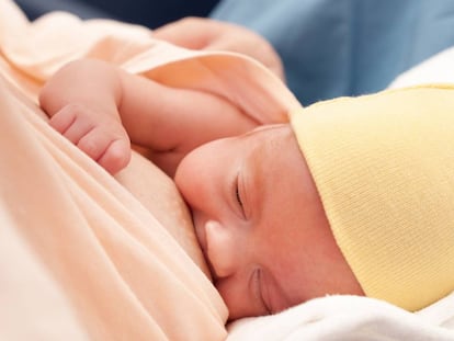 Un bebé prematuro de 25 semanas lactando.