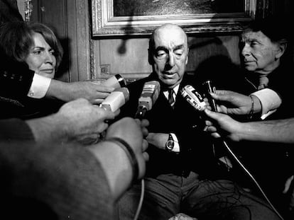 Pablo Neruda responde a periodistas en París, el 21 de octubre de 1971.