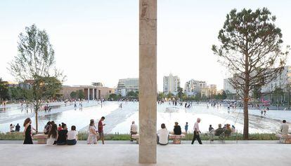 Vista parcial de l'enorme plaça de Skanderbeg de Tirana, premiada ara amb un premi europeu.