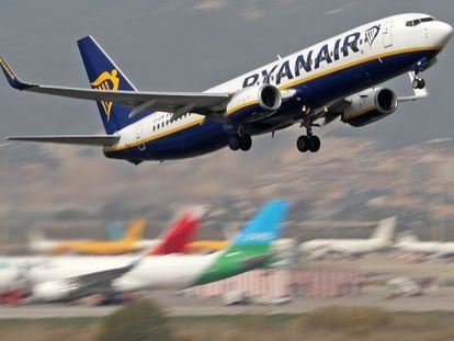 Sobre estas líneas, un avión de Ryanair toma tierra en Barcelona-El Prat.