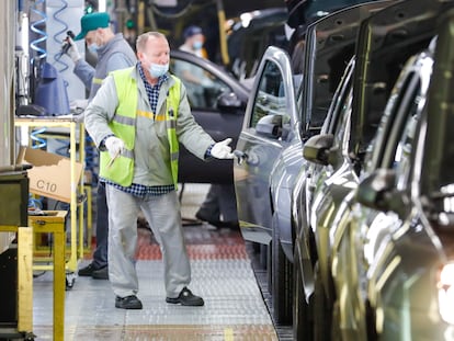 Trabajadores en una fábrica de Renault en Moscú (Rusia).