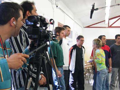 Escena de <i>El coro de la cárcel,</i> con la profesora Muntsa Rius ensayando con los reclusos.