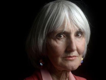 Susan Klebold, madre del asesino Dylan Klebold, posando el 23 de febrero de 2016.