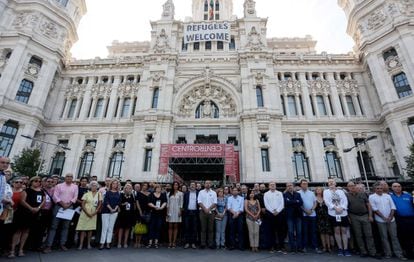 Ciudadanos y políticos concentrados este viernes en el Ayuntamiento de Madrid.