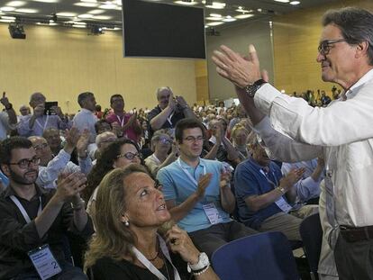 Artur Mas respon a l'ovació del públic durant la clausura del congrés.