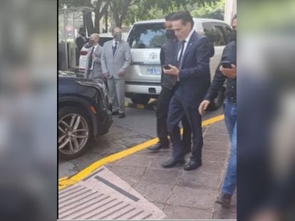 Alejandro del Valle es detenido en Ciudad de México, en un instante de un video.