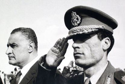 Gadafi (derecha), junto al entonces presidente de Egipto, Gamal Abdel Nasser, durante una acto militar en Suez en 1969.