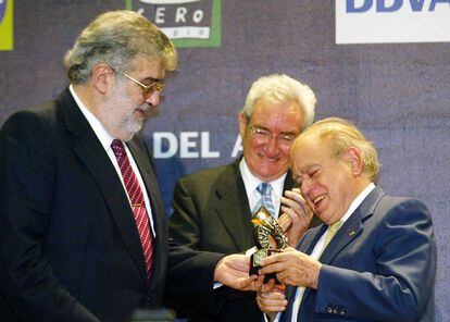 Jordi Pujol rep de mans de José Manuel Lara, en presència de Luis del Olmo, un premi.
