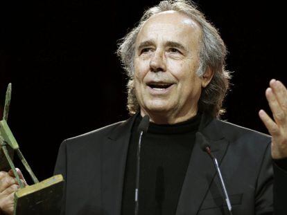 El cantautor Joan Manuel Serrat recoge el premio Ondas por su trayectoria musical.