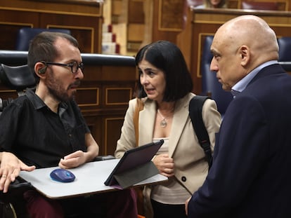 El portavoz de Unidas Podemos, Pablo Echenique; la ministra de Sanidad, Carolina Darias, y el secretario general del Grupo Socialista en el Congreso, Rafael Simancas, charlan este miércoles en el Congreso.