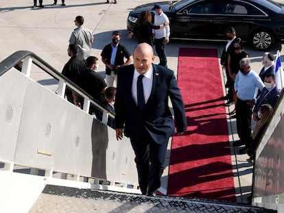 El primer ministro israelí, Naftali Bennett, el martes en el aeropuerto de Tel Aviv.