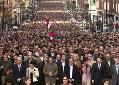 Imagen de la marcha, que encabezaban los miembros del Gobierno vasco, hoy en Bilbao.