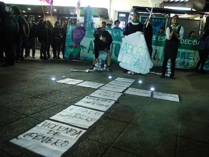 Decenas de mujeres realizan una manifestación el viernes en la tradicional Plaza Italia de Santiago a favor del aborto