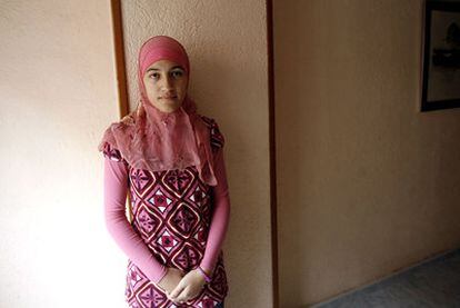 La familia de Najwa anuncia que volverá hoy a clase con el <i>hiyab. </i>