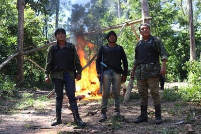 Tainaky Tenetehar, de la Tierra Indígena Arariboia, acompañado por Paulo Paulino Guajajara (centro) y el coordinador de los Guardianes de la Selva, Olimpio Guajajara (derecha).