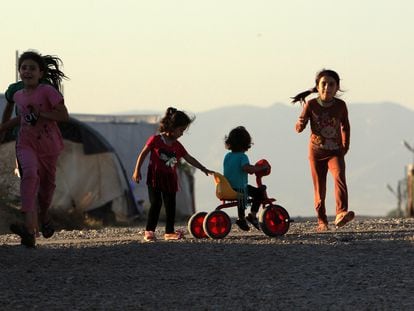 Niños yazidíes desplazados, que huyeron de la ciudad de Sinyar, juegan en un campo de acogida a las afueras de Duhok, en julio de 2019