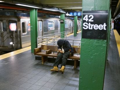 Una persona sin hogar en el Metro de Nueva York.