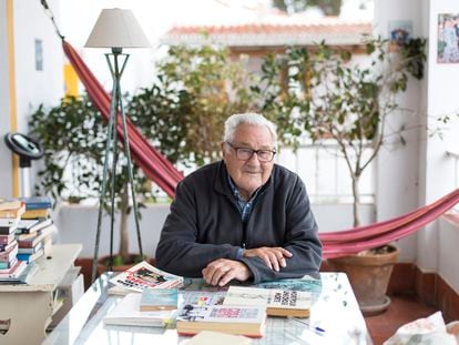 Pablo Osés Azcona, rodeado de libros y con su hamaca detrás en su casa de Fuengirola.