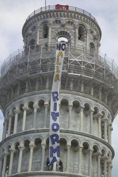 Un grupo de estudiantes protestan en la Torre de Pisa contra la reforma universitaria.
