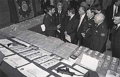 El ex ministro del Interior Jaime Mayor Oreja, ante el alijo aprehendido en abril de 1999.