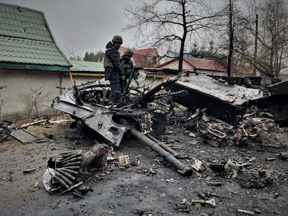 Militares de Ucrania retiran restos de proyectiles y armamento de un tanque ruso tras la batalla en la localidad de Irpin, a las puertas de Kiev.