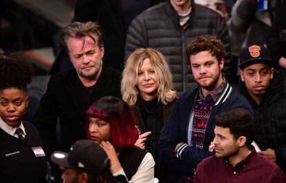 Meg Ryan junto a su actual pareja, el músico John Mellencamp, y su hijo Jack Quaid, que tuvo con el actor Dennis Quaid. La imagen es de diciembre de 2017 en un partido de baloncesto entre los New York Knicks y los Filadelfia 76ers.