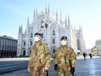 Militares con mascarillas ante el Duomo (Catedral) de Milán.