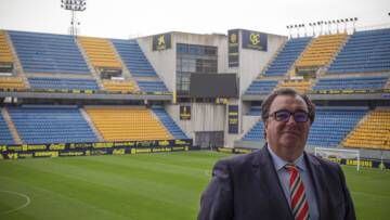 En las gradas del estadio, el director general, Santiago Pozas, aprecia la conexión sin intermediarios que se da con el cadista.