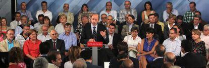El candidato socialista a la presidencia, Alfredo Pérez Rubalcaba, se dirige esta mañana a los senadores y diputados de su partido.