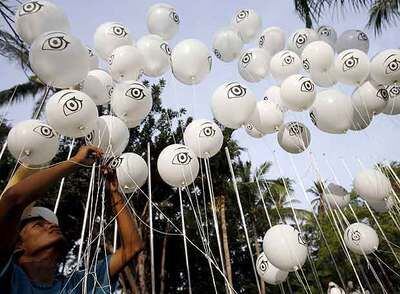 Un grupo de ecologistas suelta globos frente a la sede de la Cumbre del Clima en Bali.
