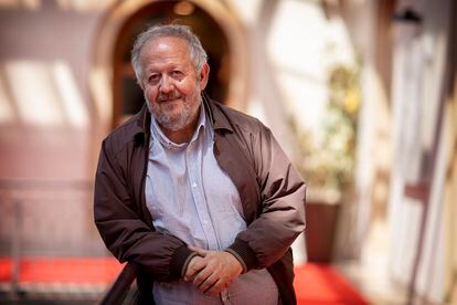 El escritor y periodista gaditano Juan José Téllez, en el Palacio de Congresos de Cádiz, sede principal del Congreso Internacional de la Lengua Española, el miércoles.