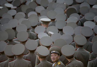 Un grupo de soldados veteranos espera para participar en el desfile.