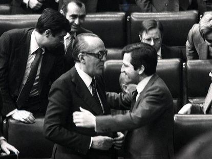 Leopoldo Calvo Sotelo y Adolfo Su&aacute;rez se abrazan en el debate de incestidura de 1981.