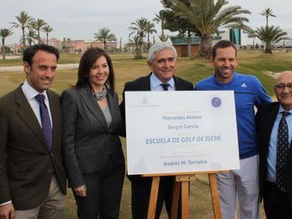 La alcaldesa, Mercedes Alonso y los promotores de la escuela de golf.