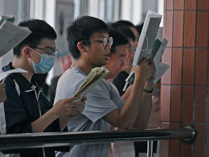 Alumnos de un instituto de Changzhou, en la provincia de Jiangsu (en el Este de China), repasan antes del examen de acceso a la universidad en mayo de 2022.