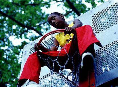 Fotograma de <i>Basket Bronx, </i> fábula moral centrada en  dos niños y rodada en Nueva York por Martín Rosete.