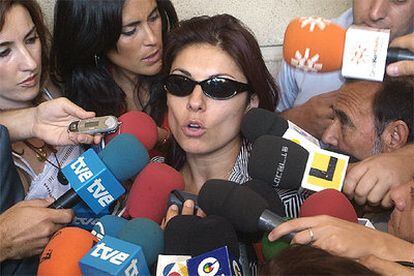 María Ángeles Madero, viuda del peatón atropellado, atiende a la prensa tras conocer el fallo.