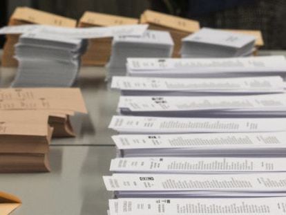 Papeletas con las distintas opciones pol&iacute;ticas en un colegio electoral de Barcelona.