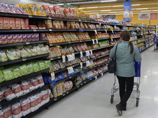 (FILES) In this file photo taken on August 15, 2019 customers shop at a supermarket in Buenos Aire. - Inflation in Argentina reached 3,8% on October and accumulates 26,9% in 2020, one of the highest rates in the region, informed the state Institute of Statistics (Indec) on November 12, 2020. (Photo by JUAN MABROMATA / AFP)