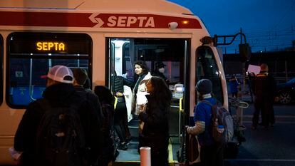 Un autobús de migrantes llega a Filadelfia desde Texas el 16 de noviembre de 2022.