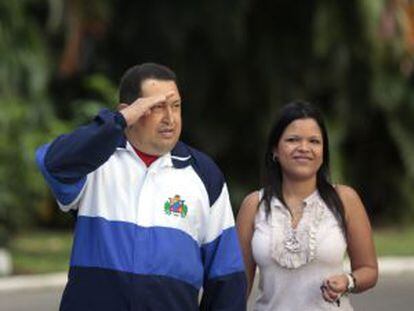 María Gabriela, con su padre, Hugo Chávez, el 8 de marzo de 2012 en La Habana.