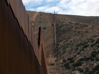 Muro en la frontera de EE UU con Tijuana