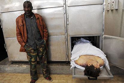 Un hombre junto al cadáver del exmilitar francés en la morgue de Bengasi.