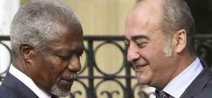 El exsecretario general de la ONU, Kofi Annan (i), se despide del diputado general de Guipúzcoa, Martín Garitano.